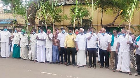 நெல்லிக்குப்பம் ஈஐடி பாரி சர்க்கரை ஆலை முன்பு தமிழ்நாடு கரும்பு விவசாயிகள் சங்கத்தினர் ஆர்ப்பாட்டத்தில் ஈடுபட்டனர்.