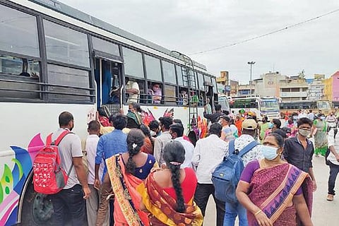 கடலூர் பேருந்து நிலையத்தில் புதுச்சேரிக்கு செல்லும் தனியார் பேருந்தில் முண்டியடித்துக் கொண்டு ஏறும் பயணிகள்.