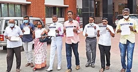 குழந்தைகள் விளையாட்டுப் பூங்காவில் உள்ள ஆக்கிரமிப்புகளை அகற்றக் கோரி, சேலம் ஆட்சியர் அலுவலகத்தில் மனு அளிக்க வந்த நரசோதிப்பட்டி தெய்வானை நகர் குடியிருப்போர் நலச் சங்கத்தினர்.	                 			                   படம்: எஸ்.குரு பிரசாத்