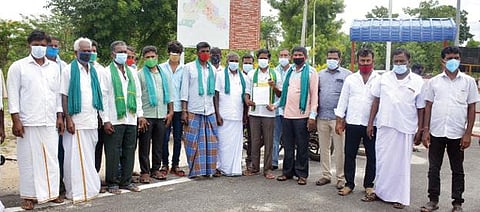 விளைநிலங்களில் எரிவாயு குழாய் அமைக்க எதிர்ப்பு தெரிவித்து தமிழக விவசாயிகள் பாதுகாப்பு சங்க  விவசாயிகள் கிருஷ்ணகிரி மாவட்ட ஆட்சியர் அலுவலகத்தில் மனு அளித்தனர்.