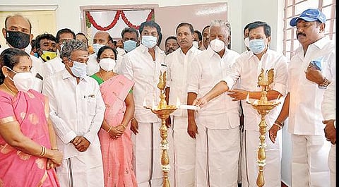 கிருஷ்ணகிரியில் எம்எல்ஏ அலுவலகத்தை அதிமுக துணை ஒருங்கிணைப்பாளர் கே.பி.முனுசாமி எம்எல்ஏ திறந்து வைத்தார். அருகில் அசோக்குமார் எம்எல்ஏ.