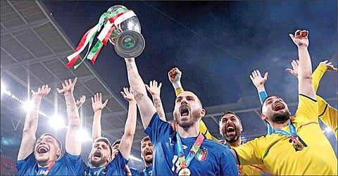 யூரோ கோப்பை கால்பந்து தொடரில் சாம்பியன் பட்டம் வென்ற இத்தாலி அணியினர் கோப்பையுடன் கொடுத்த உற்சாக போஸ்.