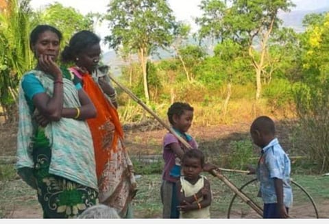 பழங்குடி மாணவர்களுக்கு நடமாடும் வாகனம் மூலம் கல்வி: கிராமம் வாரியாகக் கற்பிக்க முடிவு