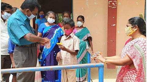 புதுக்கோட்டை மாவட்டம் கீழாத்தூர் அரசு நடுநிலைப் பள்ளியில் மாணவர் ரித்தீஸைப் பாராட்டுகிறார் அறந்தாங்கி மாவட்டக் கல்வி அலுவலர் கு.திராவிடச்செல்வம்.