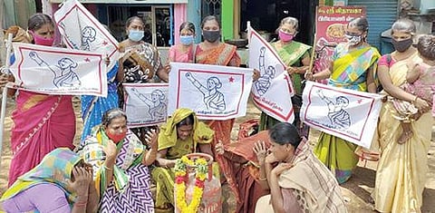 தூத்துக்குடியில் சமையல் எரிவாயு விலை உயர்வை கண்டித்து பெண்கள் ஒப்பாரி வைத்து நூதன ஆர்ப்பாட்டம் நடத்தினர்.