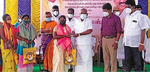 திண்டிவனம் அருகே கூட்டேரிப்பட்டில்  நடைபெற்ற விழாவில் அமைச்சர் மஸ்தான் நலத்திட்ட உதவிகளை வழங்கினார். அருகில் ஆட்சியர் மோகன் உள்ளிட்டோர்.