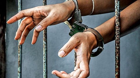 செஞ்சி அருகே சிறுமி கொலை: 4 பேரை பிடித்து விசாரணை