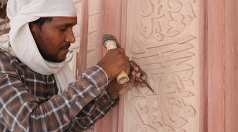 உத்தரபிரதேசத்தின் பழம்பெரும் மசூதியில் குர்ஆனின் வாசகத்தை வடிவமைக்கும் இந்து சிற்பிகள்