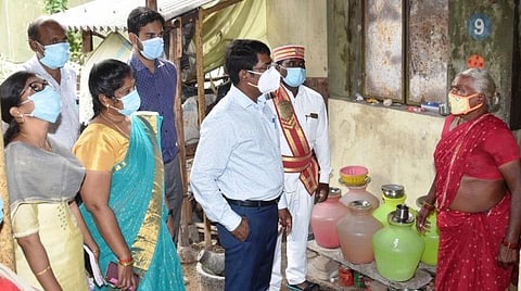 திண்டிவனம் அருகே பட்டணம் கிராமத்தில் உள்ள சமத்துவபுரத்தில் பொதுமக்களிடம் ஆட்சியர் த. மோகன் குறைகளை கேட்டறிந்தார்.