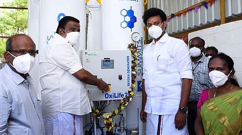 ஆக்சிஜன் உற்பத்தி கட்டமைப்பைத் தொடங்கி வைத்த அமைச்சர்கள் கே.என்.நேரு, அன்பில் மகேஸ் பொய்யாமொழி.