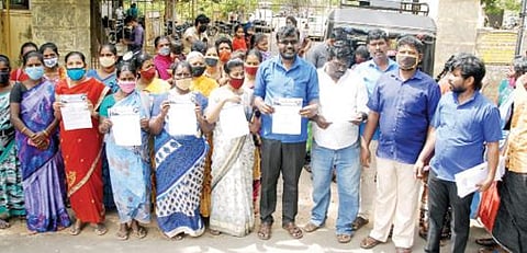 திருநெல்வேலி மாவட்ட ஆட்சியர் அலுவலகத்தில்  மனு அளிக்க வந்த ஆதித்தமிழர் பேரவையினர். படம்: மு.லெட்சுமி அருண்