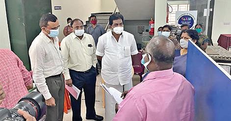 திருச்செங்கோடு சார்பதிவாளர் அலுவலகத்தில் வணிக வரி மற்றும் பதிவுத்துறை அமைச்சர் பி.மூர்த்தி நேற்று ஆய்வுமேற்கொண்டார். அப்போது, சார்பதிவாளர் முருகானந்தனிடம் விசாரணை நடத்தினார்.