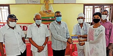 சிதம்பரம் காந்தி மன்றம் சார்பில்  காமராஜர் பிறந்த நாள் விழா போட்டியில் வெற்றி பெற்ற மாணவிக்கு பரிசளிக்கப்பட்டது.