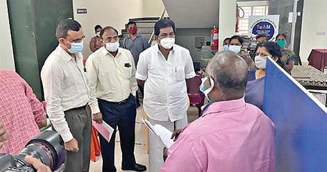 திருச்செங்கோடு சார்பதிவாளர் அலுவலகத்தில் வணிக வரி மற்றும் பதிவுத்துறை அமைச்சர் பி.மூர்த்தி நேற்று ஆய்வுமேற்கொண்டார். அப்போது, சார்பதிவாளர் முருகானந்தனிடம் விசாரணை நடத்தினார்.