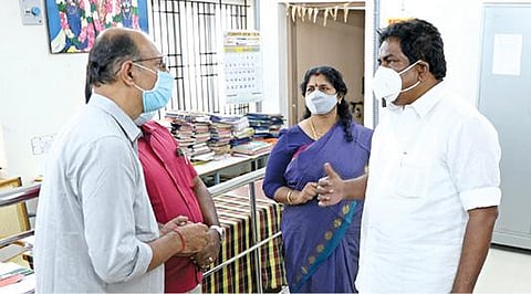 திருப்பூர் நெருப்பெரிச்சல் பகுதியில் அமைந்துள்ள பத்திரப்பதிவு அலுவலகத்தில் இடைத்தரகர்கள் ஆதிக்கம்: ஆய்வுக்கு வந்த அமைச்சரிடம் பொதுமக்கள் புகார்