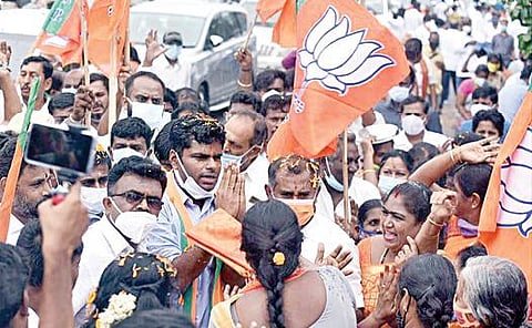 கோவையில் இருந்து சென்னை புறப்பட்ட பாஜக மாநில தலைவர் அண்ணா மலைக்கு வரவேற்பு அளித்த அக்கட்சியின் மகளிர் அணியினர். படம்:ஜெ.மனோகரன்.