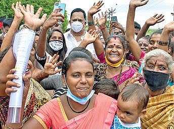 வாலாஜாவில் நலத்திட்ட உதவிகளை பெற்ற நரிக்குறவர்கள் அமைச்சர் ஆர்.காந்தியிடம் மகிழ்ச்சியுடன் குழு புகைப்படம் எடுத்தனர்.