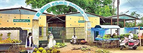 செங்கத்தில் மூடப்பட்டுள்ள உழவர் சந்தையின் முன்பாக  கடை வைத்துள்ள விவசாயிகள்.