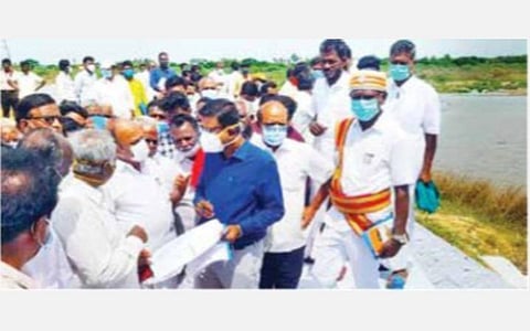 கல்லணைக் கால்வாயிலிருந்து 2 வாய்க்கால்களுக்கு குழாய் மூலமாக தண்ணீர் கொண்டு செல்ல ஆய்வு