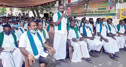 மேகேதாட்டுவில் அணை கட்டும் கர்நாடக அரசின் முயற்சியை கண்டித்து தஞ்சாவூரில் உண்ணாவிரதப் போராட்டத்தில் ஈடுபட்ட தமிழக காவிரி விவசாயிகள் சங்கத்தினர்.