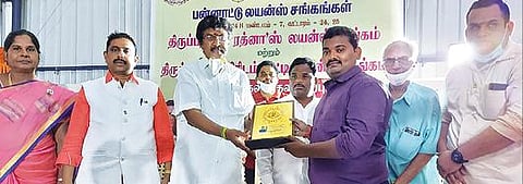 திருப்பத்தூரில் நடந்த முப்பெரும் விழாவில் சித்த மருத்துவர் பாஸ்கரனுக்கு விருது வழங்கி கவுரவித்த கிருஷ்ணகிரி நாடாளுமன்ற உறுப்பினர் செல்லக்குமார்.