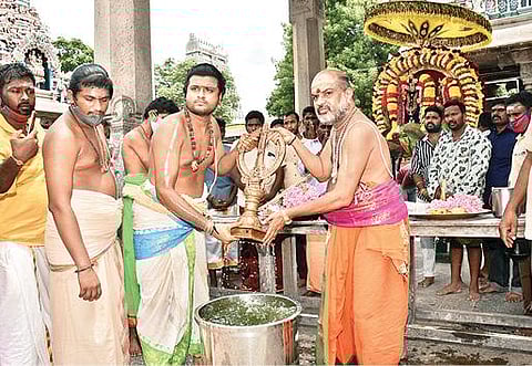 திருவண்ணாமலை அண்ணாமலையார் கோயிலில் ஆனி பிரம்மோற்சவ தீர்த்த வாரி நேற்று நடைபெற்றது.