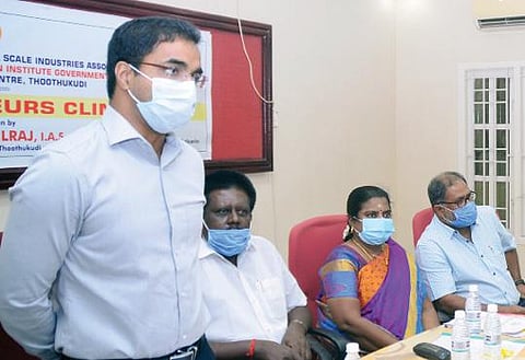 தூத்துக்குடி துடிசியா வளாகத்தில் தொழில்முனைவோருக்கான தீர்வு மையத்தை தொடங்கி வைத்து தொழில்முனைவோர் மத்தியில் மாவட்ட ஆட்சியர் கி.செந்தில் ராஜ் பேசினார். படம்: என்.ராஜேஷ்