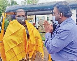 ஆட்டோ ஓட்டுநர் கார்த்திக்கை பாராட்டிய ஆட்சியர் க.வீ.முரளிதரன்.