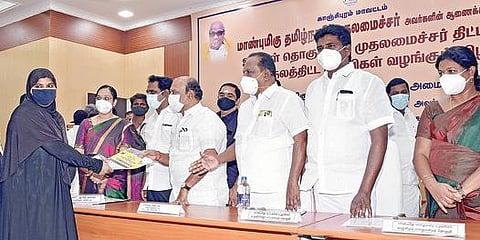 காஞ்சிபுரத்தில் ‘உங்கள் தொகுதியில் முதல்வர்' திட்டத்தின்கீழ் நலத்திட்ட உதவிகளை வழங்குகிறார் ஊரக தொழில் துறை அமைச்சர் தா.மோ.அன்பரசன். உடன் மாவட்ட ஆட்சியர் மா.ஆர்த்தி.