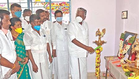 வேப்பனப்பள்ளியில் அதிமுக எம்எல்ஏ அலுவலகத்தை, துணை ஒருங்கிணைப்பாளர் கே.பி.முனுசாமி திறந்து வைத்தார்.