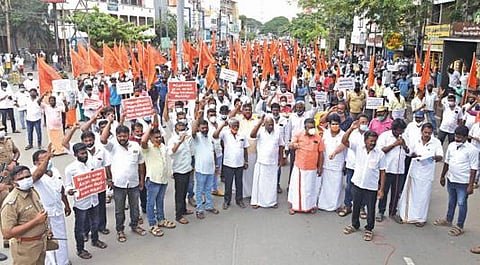 குளக் கரையில் இருந்த கோயில்கள் இடிக்கப்பட்டதை கண்டித்து மாநகராட்சி அலுவலகத்தை முற்றுகையிட்ட இந்து முன்னணியினர் கைது