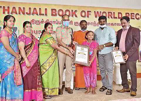 தலையில் தக்காளியை வைத்து பத்மாசனத்தில் அமர்ந்து 31 நிமிடம் யோகாவில் ஈடுபட்ட மாணவி தர்ஷிகாவுக்கு, ‘பதஞ்சலி புக் ஆஃப் வேர்ல்டு ரெக்கார்ட்ஸ்’ அமைப்பு சார்பில் சான்றிதழை சேலம் மாநகர காவல் துணை ஆணையர் வேதரத்தினம் வழங்கினார்.