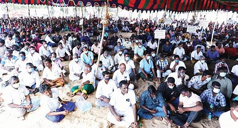 கடலூர் தேவனாம்பட்டினத்தில் சுருக்குமடி வலைக்கு அனுமதி கோரி மீனவர்கள் உண்ணாவிரதப் போராட்டத்தில் ஈடுபட்டனர்.