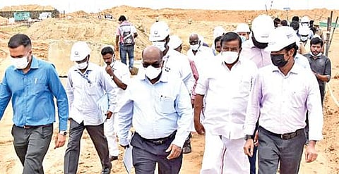 மாமல்லபுரம் அருகே உள்ள சூளேரிக்காடு பகுதியில்  கடல்நீரை குடிநீராக்கும் திட்டப் பணிகளை,  நகர்ப்புற வளர்ச்சித் துறை அமைச்சர் கே.என்.நேரு ஆய்வு செய்தார்.