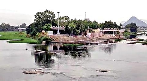 ஆடி முதல் தேதியன்று ஈரோடு மாவட்டம்  பவானி  கூடுதுறையில் மக்கள் புனித நீராடுவது வழக்கம். கரோனா தொற்று பரவல் காரணமாக நடப்பாண்டு புனித நீராட தடை விதிக்கப்பட்டதால் கூடுதுறையில் மக்கள் இன்றி வெறிச்சோடி காணப்படுகிறது.