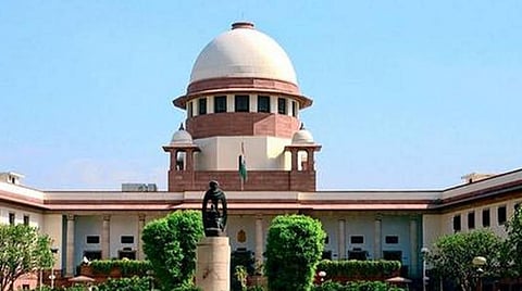 கரோனா பரவலை தடுக்க விடுவிக்கப்பட்ட கைதிகளை சரணடைய கேட்டு கொள்ள கூடாது: மாநிலங்களுக்கு உச்ச நீதிமன்றம் உத்தரவு