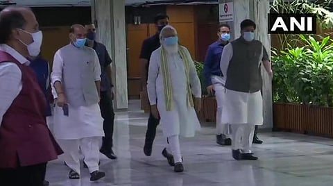 டெல்லியில் இன்று நடந்த அனைத்துக் கட்சிக் கூட்டத்தில் பிரதமர் மோடி, ராஜ்நாத் சிங் பங்கேற்க வந்திருந்த காட்சி | படம் ஏஎன்ஐ