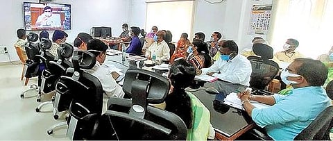 வேலூர், திருப்பத்தூர் மாவட்டங்களில் கரோனா 3-வது அலை தொடர்பான முன்னெச்சரிக்கை நடவடிக்கை குறித்து ஆட்சியர்கள் குமாரவேல் பாண்டியன், அமர் குஷ்வாஹா மற்றும் அதிகாரிகளுடன் காணொலி காட்சி மூலம் ஆலோசனை நடத்திய தலைமை செயலாளர் இறையன்பு .