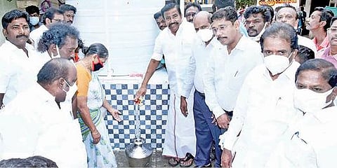 திருச்சி மாநகராட்சி 54-வது வார்டு வடக்கு புது பாய்க்காரத் தெருவில் குடிநீர்த் தொட்டியை நேற்று மக்கள் பயன்பாட்டுக்குத் திறந்துவைக்கிறார் அமைச்சர் கே.என்.நேரு. உடன், மாவட்ட ஆட்சியர் சு.சிவராசு உள்ளிட்டோர்.