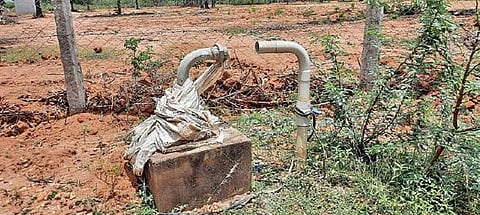 பெரியகோட்டையில் பயன்பாடின்றி உள்ள ஆழ்துளைக் கிணறு.