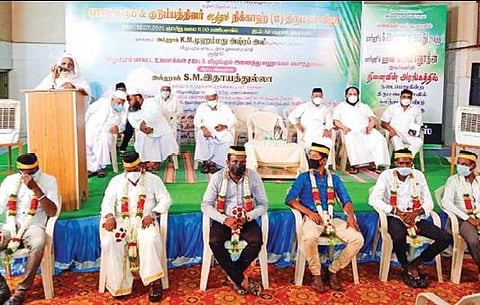 விழுப்புரத்தில் தன்னார்வ அமைப்புகள் சார்பில் வசதியற்ற முஸ்லிம் ஜோடிகளுக்கு நடைபெற்ற திருமண நிகழ்ச்சியில் கலந்து கொண்ட மணமகன்கள்.