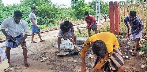 பரங்கிப்பேட்டை ரயில் நிலையத்தில் நிலக்கரி தூள்களை தன்னார்வை இளைஞர் குழுவினர் அள்ளி அப்புறப்படுத்தினர்.