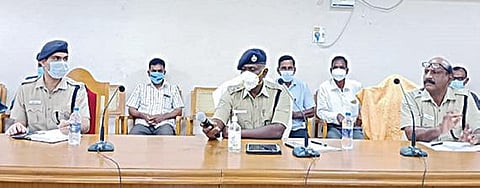 குழந்தைகள் நலன் மற்றும் பாதுகாப்பு தொடர்பான காவல் துறை சார்பில் கலந்தாய்வுக் கூட்டம் நேற்று முன்தினம் செங்கல்பட்டில் நடைபெற்றது. மாவட்ட காவல் கண்காணிப்பாளர் பி.விஜயகுமார் தலைமையில் நடைபெற்ற இந்தக் கூட்டத்தில் செங்கல்பட்டு மாவட்ட முதன்மைக் கல்வி அலுவலர் ஆஞ்சலோ இருதயசாமி உள்ளிட்டோர் பங்கேற்றனர்.