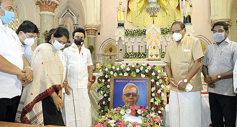 சென்னை லயோலா கல்லூரியில் வைக்கப்பட்டிருந்த ஸ்டேன் சுவாமியின் அஸ்திக்கு முதல்வர் மு.க.ஸ்டாலின் நேற்று மலர் வளையம் வைத்து மரியாதை செலுத்தினார். உடன், அமைச்சர் பொன்முடி, எம்.பி.க்கள் தயாநிதி மாறன், கனிமொழி, தமிழ்நாடு சிறுபான்மையினர் நல ஆணையத் தலைவர் பீட்டர் அல்போன்ஸ், எம்எல்ஏக்கள் இனிகோ இருதயராஜ், சிந்தனைச் செல்வன்.