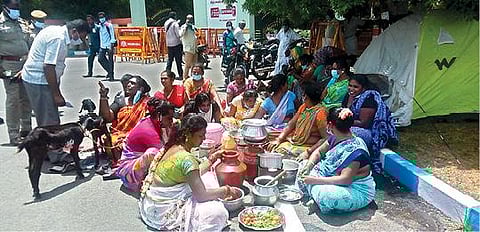 தி.மலை மாவட்ட ஆட்சியர் அலுவலக நுழைவு வாயில் முன்பு குடியேறும் போராட்டத் தில் ஈடுபட்ட மூன்றாம்பாலினத்தினர் உணவு தயாரிக்கும் பணியில் ஈடுபட்டனர். படம்:இரா.தினேஷ்குமார்.