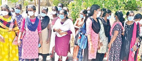 பணி நிரந்தரம் கோரி  ஆட்சியர் அலுவலகத்தில் மனு அளிக்க வந்த திருநெல்வேலி அரசு மருத்துவக் கல்லூரி மருத்துவமனை தற்காலிக  பணியாளர்கள். 							             படம்: மு.லெட்சுமி அருண்