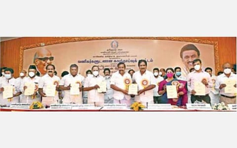 அங்கீகாரமற்ற மனைகளை பதிவு செய்தால் நடவடிக்கை: அலுவலர்களுக்கு அமைச்சர் பி.மூர்த்தி எச்சரிக்கை