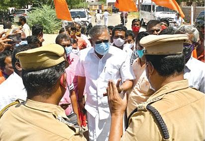 தூத்துக்குடி மாவட்ட ஆட்சியர் அலுவலகத்தில் பிரதான கேட் அருகே வைக்கப்பட்டிருந்த மனுக்கள் பெட்டி.