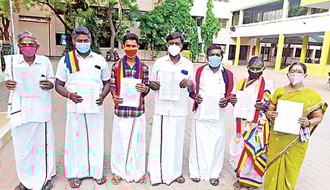 வெள்ளித்திருப்பூர் ஊராட்சியில் முறைகேடு நடப்பதாக ஈரோடு ஆட்சியர் அலுவலகத்திற்கு புகார் அளிக்க வந்த கவுன்சிலர்கள்.