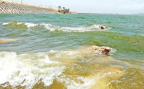 நீர்மட்டம் 68 அடியை எட்டியதால் கடல் போல் காட்சியளிக்கும் வைகை அணை.